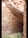 06884 ostia - regio i - insula ix - caseggiato del larario (i,ix,3) - raum 23 - bli unter die treppe - 09.2022.jpg